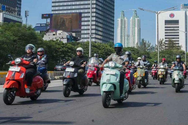 Pencinta Vespa ikut sebarkan keseruan riding dengan Vespa GTS terbaru di acara Vespa GTS Riding Experience