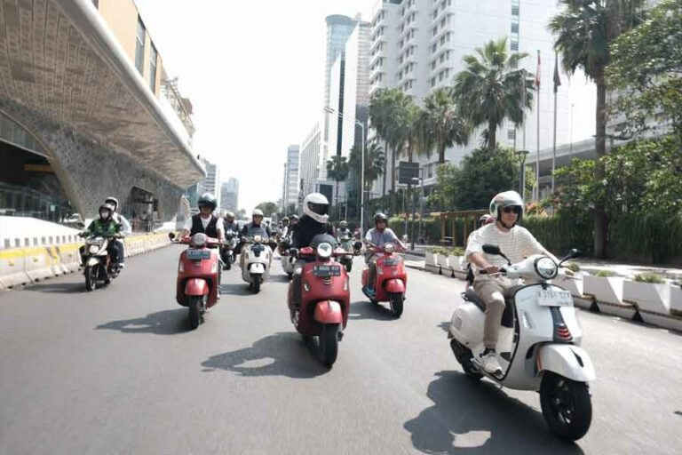 Pencinta Vespa ikut sebarkan keseruan riding dengan Vespa GTS terbaru di acara Vespa GTS Riding Experience