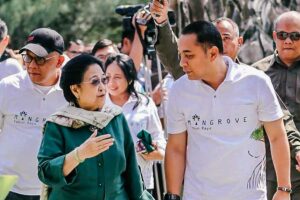 Ketua BRIN Megawati bersama Wali Kota Surabaya Eri Cahyadi jelang persemian Kebun Raya Mangrove Surabaya