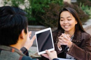 Langkah Penting yang Bisa Dilakukan untuk Membuat Startup e-Commerce Ilustrasi anak muda yang akan memulai bisnis bersama (foto: George Pak, pexels)