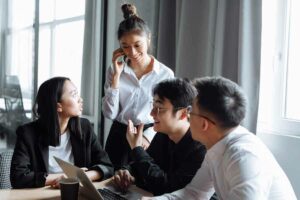 Bisnis Startup yang Terbuka Lebar di Semester II tahun 2023, Simak yuk! Ilustrasi anak muda yang akan memulai bisnis bersama (foto: Thirdman, pexels)