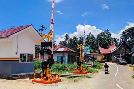 Agar tak Ada Kecelakaan KA di Perlintasan Sebidang, Ini yang Dilakukan DJKA Salah satu perlintasan sebidang di Indonesia (foto: Dok Kemenhub)