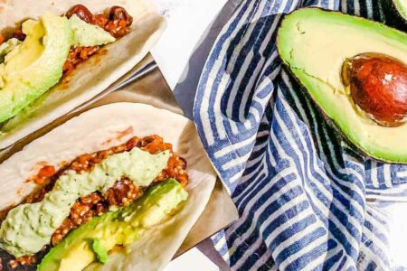 Taco, makanan khas Meksiko, biasanya juga menggunakan alpukat sebagai pelengkap (foto: Megan Sherling, unsplash)