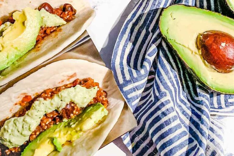 Taco, makanan khas Meksiko, biasanya juga menggunakan alpukat sebagai pelengkap (foto: Megan Sherling, unsplash)