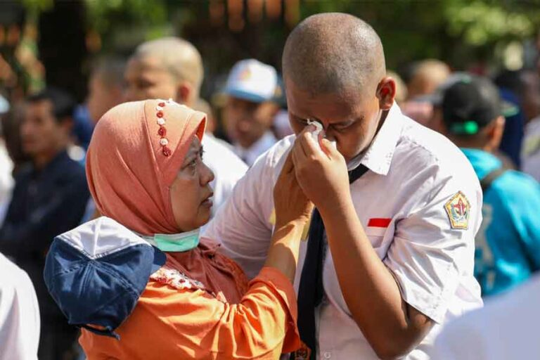 Suasana haru saat orang tua melepas anaknya bersekolah dan tinggal di asrama SMKN Jawa Tengah Semarang