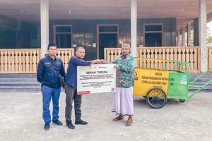 Penyerahan bantuan infrastruktur fasilitas umum dari PT Pertamina Hulu Energi Randugunting (PHE Randugunting) untuk warga Desa Krikilan, Kecamatan Sumber, Kabupaten Rembang