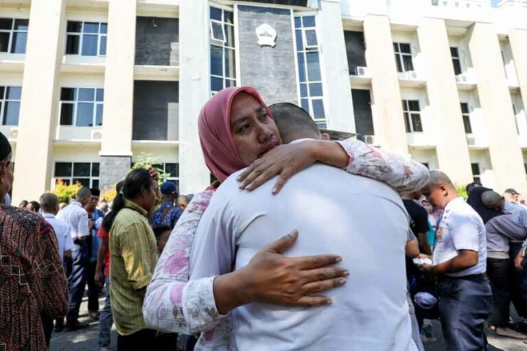 Suasana haru saat orang tua melepas anaknya bersekolah dan tinggal di asrama SMKN Jawa Tengah Semarang