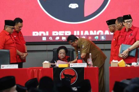 Ketua Umum Megawati Soekarnoputri saat mendatangani penerimaan dana parpol bantuan dari pemerintah