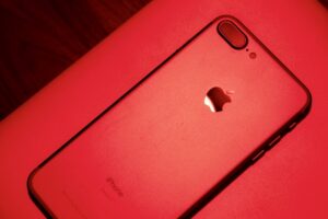 Ilustrasi iPhone (foto: Unsplash)