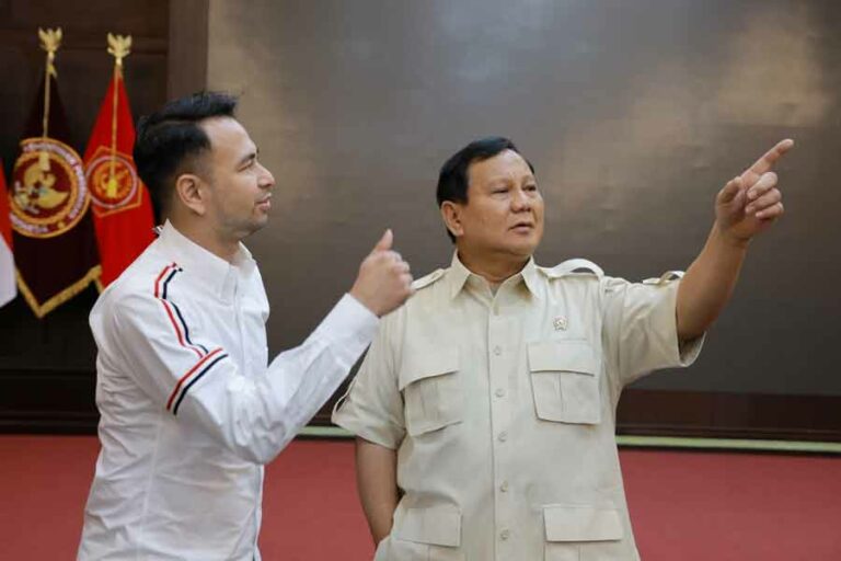 Raffi Ahmad saat berkunjung ke kantor Menteri Pertahanan Prabowo Subianto di Jalan Medan Merdeka Barat, Jakarta Pusat