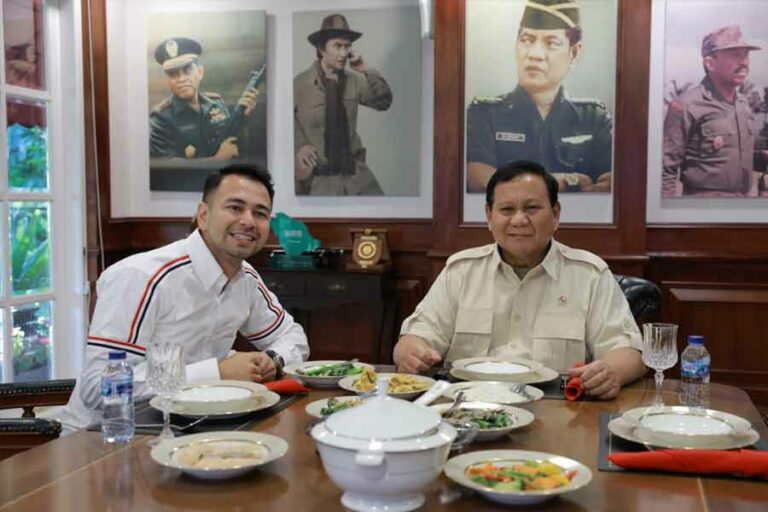 Raffi Ahmad saat berkunjung ke kantor Menteri Pertahanan Prabowo Subianto di Jalan Medan Merdeka Barat, Jakarta Pusat