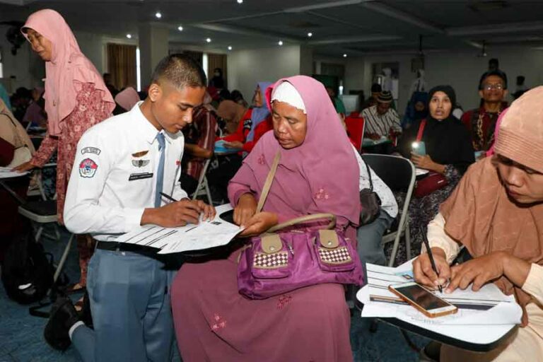 Suasana haru saat orang tua melepas anaknya bersekolah dan tinggal di asrama SMKN Jawa Tengah Semarang