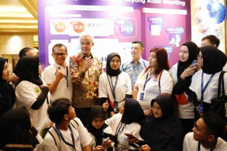 Gubernur Ganjar Pranowo saat berdialog dengan peserta pelantikan DPN APINDO di Jakarta