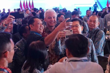 Gubernur Ganjar Pranowo saat berdialog dengan peserta pelantikan DPN APINDO di Jakarta