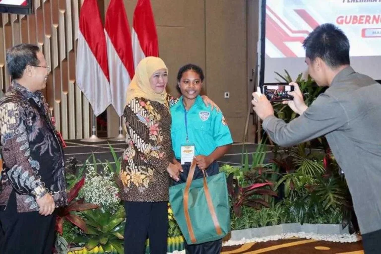 Gubernur Khofifah saat menghadiri kegiatan Serah Terima Siswa Program Afirmasi Pendidikan Menengah (ADEM) Papua di Jawa Timur