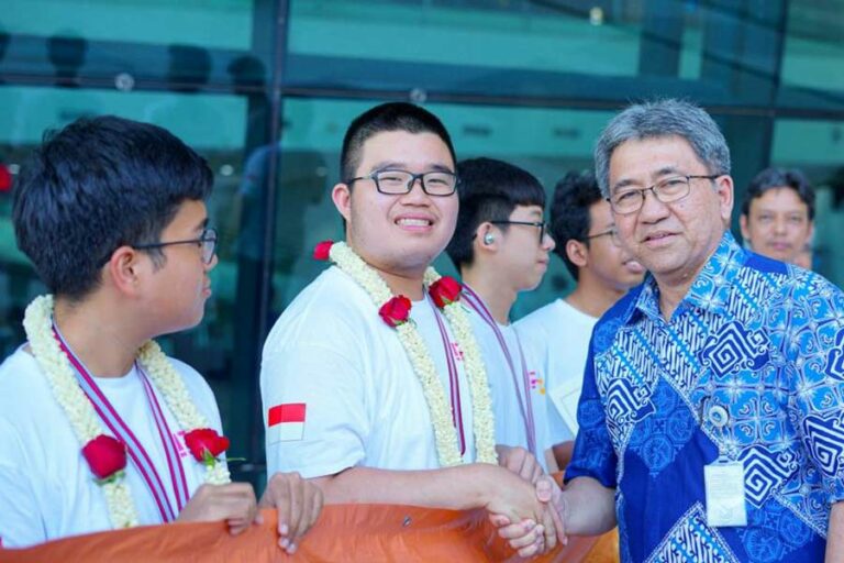 Keren! Tim Olimpiade Fisika Indonesia Raih Prestasi Gemilang di IPhO ke-53 Plt. Kepala Puspresnas Kemendikbudristek Hendarman, saat menyambut kedatangan Tim Olimpiade Fisika Indonesia dari Jepang