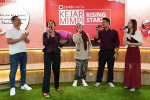 Top 3 'Kejar Mimpi Rising Start' bersama Brand Strategy & Experience Head CIMB Niaga Muhamad Firdaus Andjar (kiri) bersama penyanyi juri, Dee Lestari (kedua kiri)