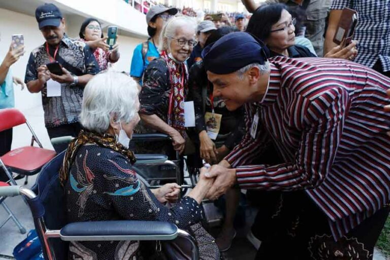 Ganjar Pranowo berdialog dengan salah satu lansia saat bertemu belasan ribu warga lansia di Stadion Manahan Solo