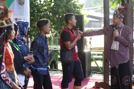 Gubernur Ganjar berdialog dengan salah satu petani melenial di acara Soropadan Festival di Temanggung