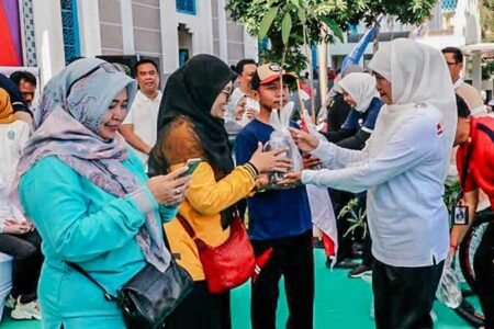 Gubernur Khofifah saat memberikan bibit pohon untuk warga