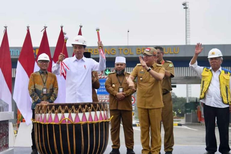 Dukung Pertumbuhan Ekonomi di Sumatra, Presiden Resmikan Jalan Tol Bengkulu–Taba Penanjung Peresmian Jalan Tol Bengkulu–Taba Penanjung oleh Presiden RI Joko Widodo (foto: Dok BPMI Setpres)