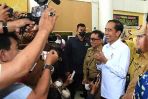 Presiden RI Joko Widodo saat memberikan keterangan pers di RSUD Kepahiang, Kabupaten Kepahiang, Provinsi Bengkulu (foto: Dok BPMI Setpres)