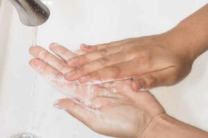 Rajin membersihkan diri, termasuk tangan, adalah cara terbaik untuk mencegah berbagai gangguan penyakit (foto: Curology, unsplash)