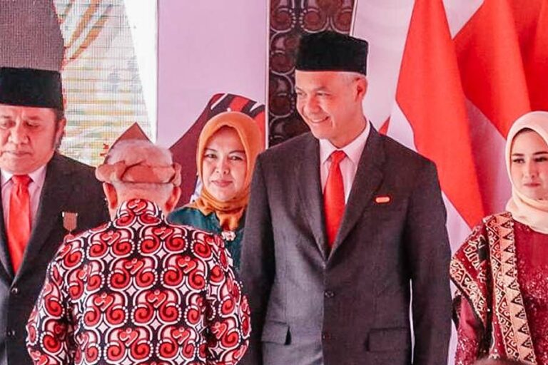 Gubernur Ganjar dan istrinya, Siti Atikoh, saat menerima penghargaan dari BKKBN