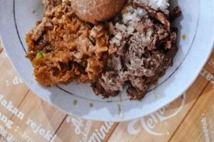 Sajian lengkap dan lezat Warung Makan Gudeg Permata Bu Narti (foto: Rizki Liasari, pilar.id)
