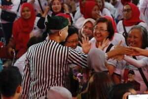 Ganjar saat menyapa emak-emak Relawan Ganjar Pranowo (Gemar-GP) di Surabaya
