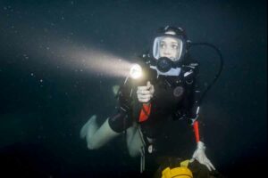 Sinopsis 47 Meters Down (2017), Film Mandy Moore yang Penuh Ketegangan di Bioskop Trans TV Mandy Moore dalam salah satu adegan di film 47 Meters Down (2017)