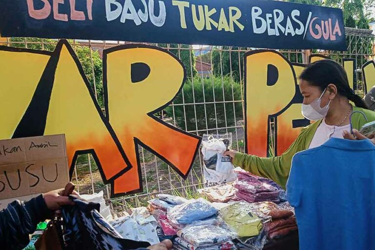 Gelaran Bazar Peduli di Kampus Stikosa AWS, Surabaya.
