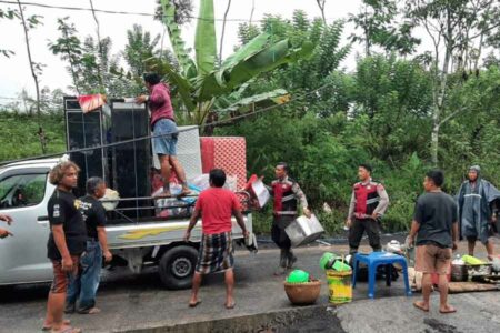 Banjir Lahar Dingin Gunung Semeru, Polisi bantu Warga Lakukan Evakuasi Personil Polres Lumajang membantu warga melakukan proses evakuasi saat banjir lahar dingin Gunung Semeru. (foto: Dok Humas Polri)