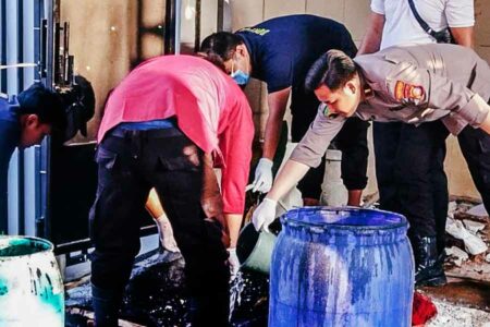 Praktik Aborsi Ilegal di Kemayoran, Janin Dibuang lewat Kloset Petugas sedang menyelidiki tempat yang diduga sebagai tempat pembuangan janin (foto: Dok Polres Metro Jakarta Pusat)