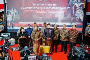 Kapolri Jenderal Listyo Sigit Prabowo saat memberikan keterangan pers terkait pagelaran Wayang Kulit dengan lakon Wahyu Cakraningrat di Lapangan Bhayangkara, Jakarta Selatan