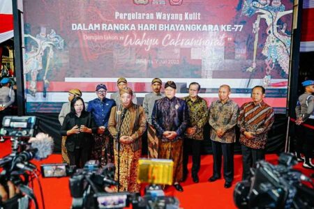 Makna Wayang Kulit Lakon Wahyu Cakraningrat, Kapolri: Pemimpin harus Dengarkan Suara Rakyat Kapolri Jenderal Listyo Sigit Prabowo saat memberikan keterangan pers terkait pagelaran Wayang Kulit dengan lakon Wahyu Cakraningrat di Lapangan Bhayangkara, Jakarta Selatan