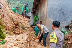 Banjir dan Longsor di Tirtoyudo, Aparat Polres Malang Gerak Cepat Bantu Evakuasi Penanganan longsor di Kelurahan Pujiharjo, Kecamatan Tirtoyudo, Kabupaten Malang