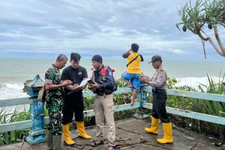 Dua Mahasiswa Asing Hilang Terseret Ombak di Pantai Jembatan Panjang Kabupaten Malang Pencarian dua mahasiswa WNA yang diduga terseret ombak Pantai Jembatan Panjang Malang (foto: dok beritajatim.com)