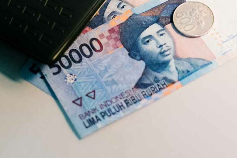 Sebelum menggunakan jasa pinjaman online, kita perlu mencari jawaban substansial; benarkah kita harus meminjam? (foto: Bady Abbas, unsplash)