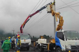 Sejumlah petugas PLN turun langsung untuk memulihkan kelistrikan di lokasi terdampak bencana