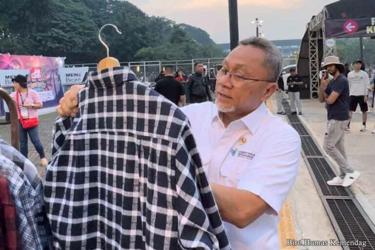 Agar Daya Saing Tumbuh, Kemendag Perkuat Kemitraan Grosir Modern dan UMKM Menteri Perdagangan RI Zulkifli Hasan saat menghadiri Pameran Jakcloth Summerfest Reload 2023 di Senayan, Jakarta
