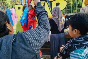 Beli Baju Barter Sembako, Bazar Kolaboratif ala IKA Stikosa AWS dan GUSDURian Peduli Gelaran Bazar Peduli di Kampus Stikosa AWS, Surabaya.