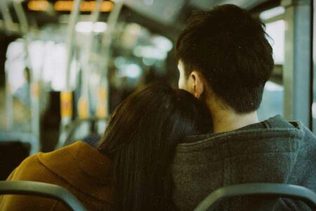 Sepasang kekasih di sebuah angkutan umum (foto: Benni Fish, pexels)