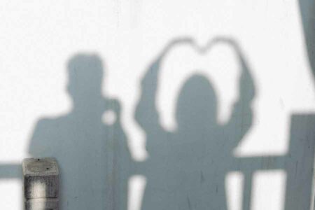 Public Displays of Affection, Bisa Muncul karena Butuh Pembuktian dan Kompetisi Sosial Ilustrasi sepasang kekasih (foto: limoo, pexels)