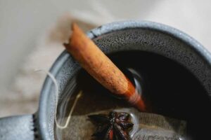 Beberapa jenis teh herbal dan kayu manis bisa meningkatkan metabolisme lipid dan mempercepat lipolisis dalam sel lemak. (foto: Charlotte May, pexels)