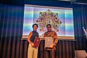 Mewakili Indonesia, Hilmar Farid menerima koleksi benda bersejarah dari pihak Belanda di Museum Volkenkunde, Leiden