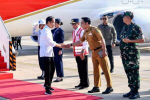 Presiden Jokowi tiba di Bandara Internasional Kertajati, disambut Gubernur Ridwan Kamil (foto: Facebook @Jokowi)