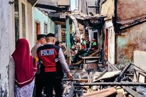 Kebakaran Hebat di Jakarta Barat, 94 Rumah Hangus 1 Tewas Polisi dalami kasus kebakaran di kawasan padat penduduk Kelurahan Duri Utara, Kecamatan Tambora, Jakarta Barat (foto: Dok Humas Polsek Tambora)