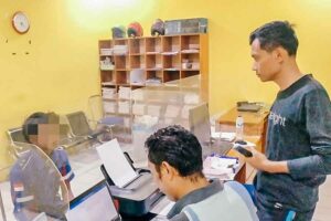 TS (27), saat diperiksa Satuan Reserse Narkoba Polres Blora karena membawa satu paket sabu