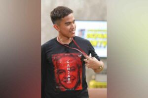 Kaesang mengenakan kaos Ganjar Pranowo